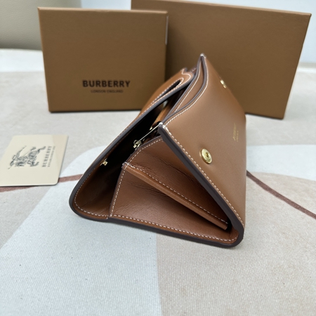 バーバリー財布着用イメージ
